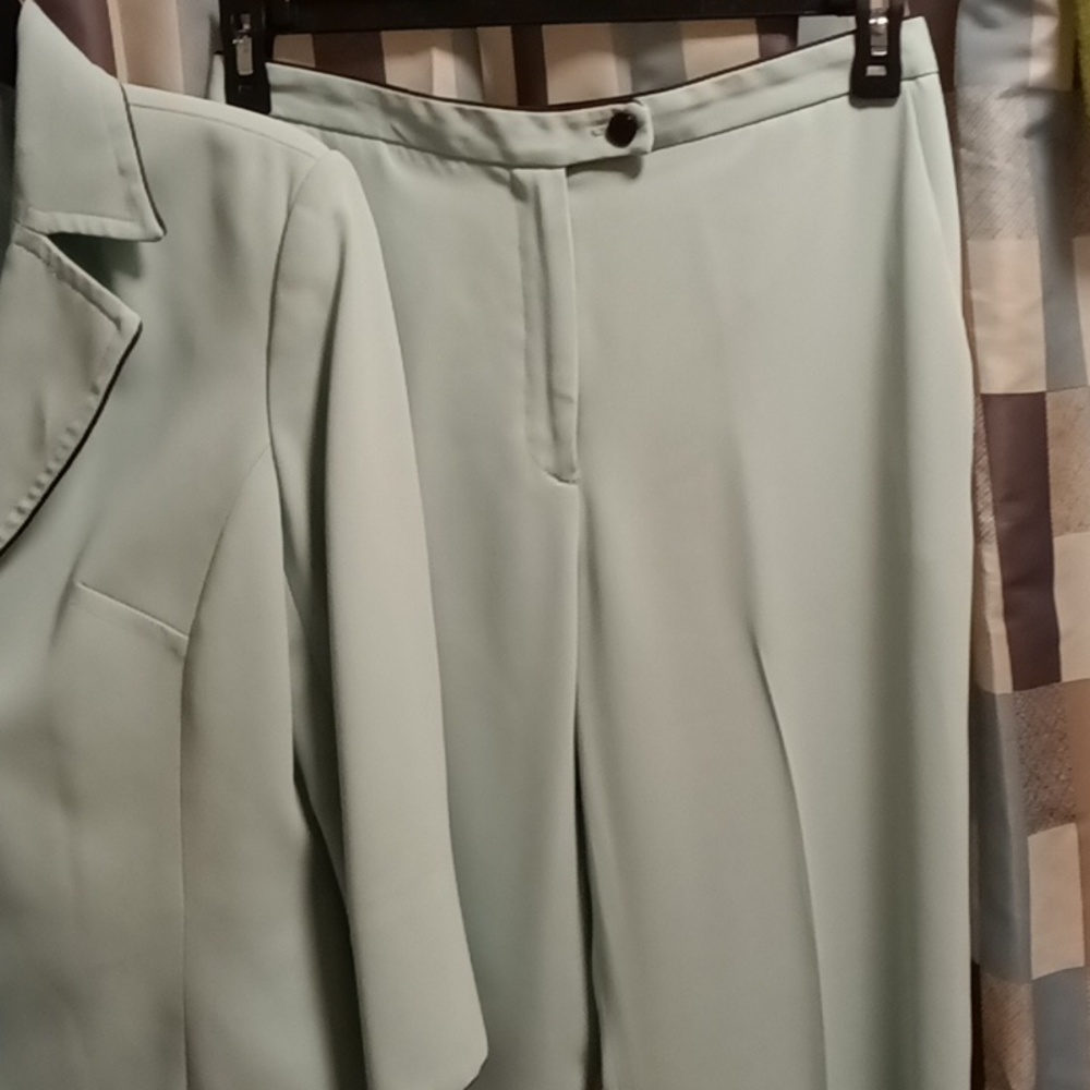 FINAL PRICE Chapter One mint green 2-pc lined pantsuit w black trim & buttons 8
